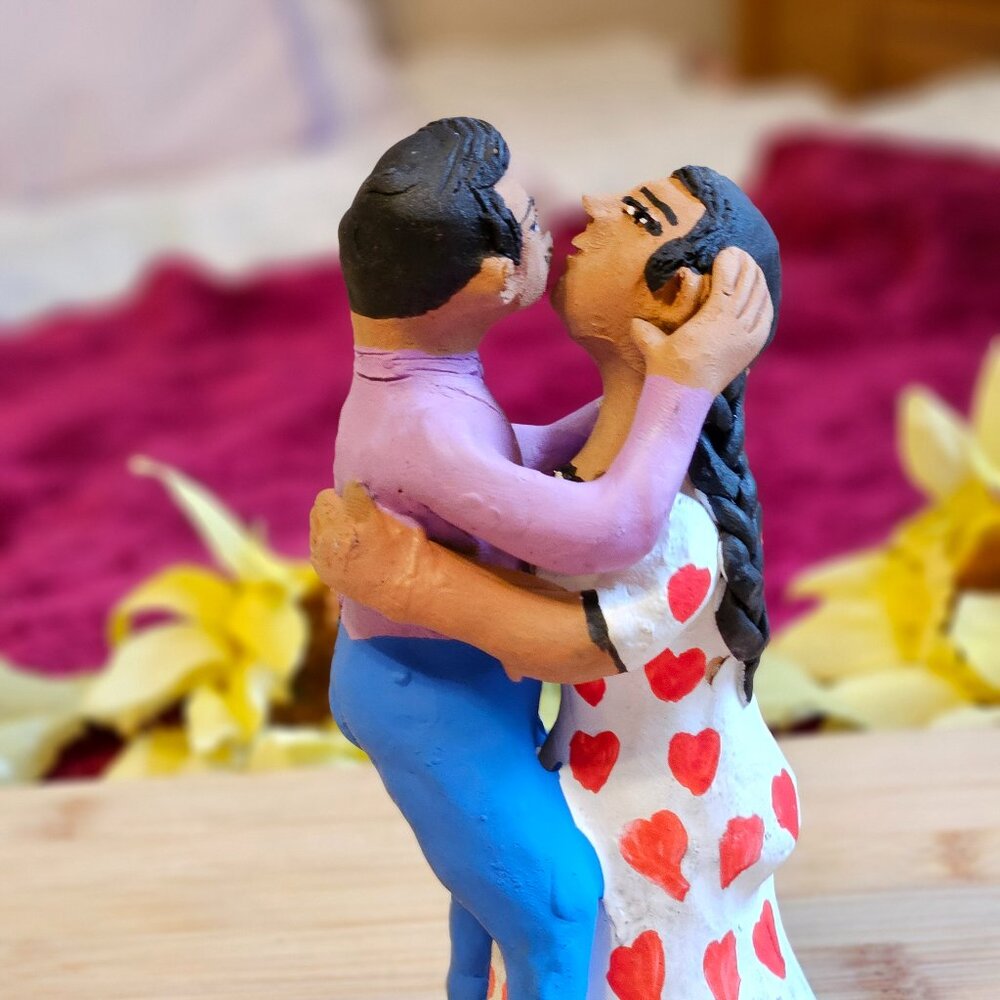 RARE LOVERS  VINTAGE OAXACAN LOVERS CLAY SCULPTURE SIGNED BY ARTIST ..BEAUTIFUL